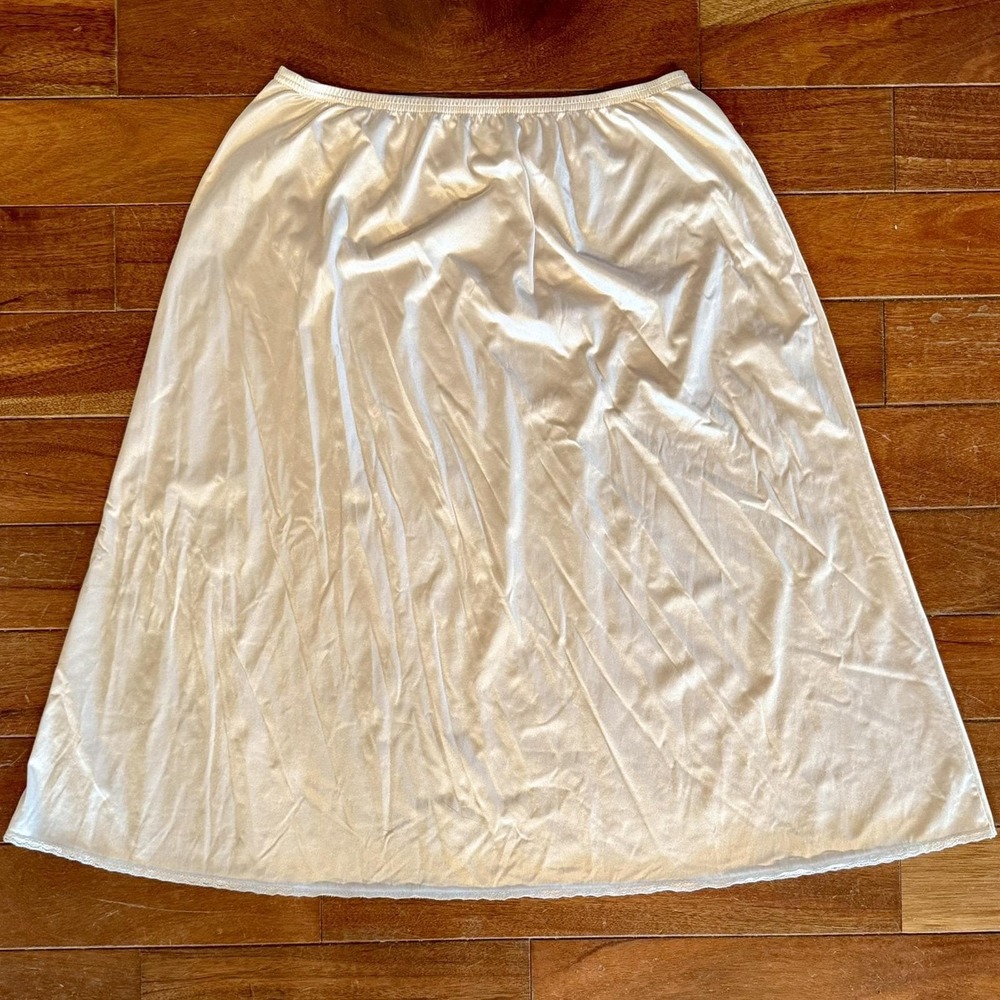 VTG 11-711 Vanity Fair Lace Trim Nylon Beige Nude 26" Half Slip Sz L 42